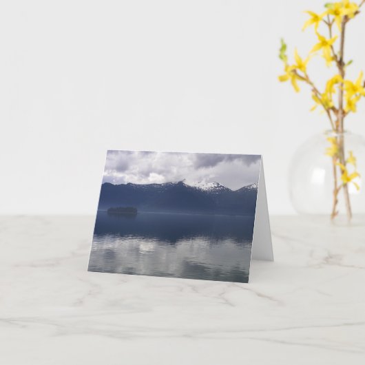 Misty Alaskan Zee in de schaduw van Blue Kaart (Gele Bloem)