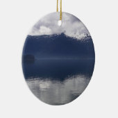 Misty Alaskan Zee in de schaduw van Blue Keramisch Ornament (Rechts)
