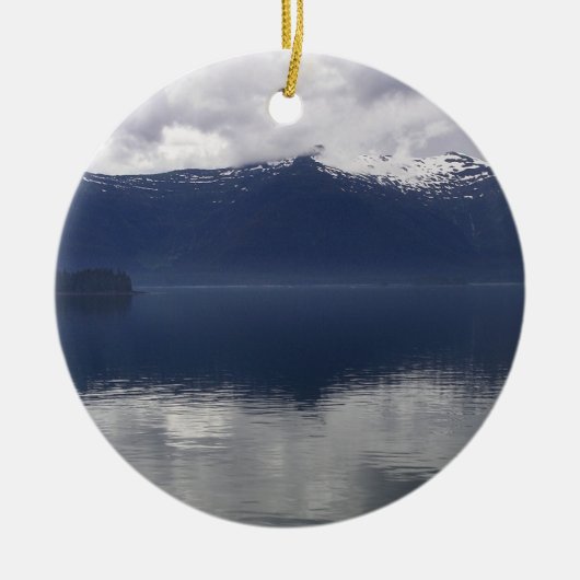 Misty Alaskan Zee in de schaduw van Blue Keramisch Ornament (Voorkant)
