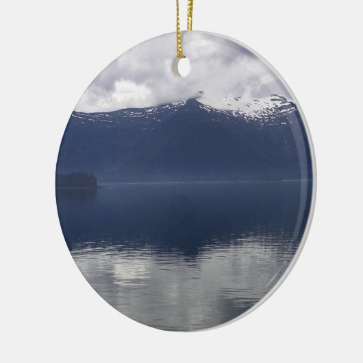 Misty Alaskan Zee in de schaduw van Blue Keramisch Ornament (Links)