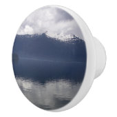 Misty Alaskan Zee in de schaduw van Blue Keramische Knop (Rechts)