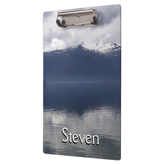 Misty Alaskan Zee in de schaduw van Blue Klembord (Links)