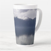 Misty Alaskan Zee in de schaduw van Blue Latte Mok (Rechterhoek)