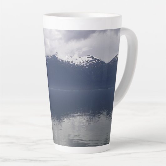Misty Alaskan Zee in de schaduw van Blue Latte Mok (Rechterhoek)