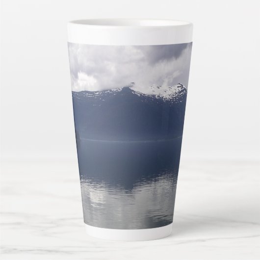 Misty Alaskan Zee in de schaduw van Blue Latte Mok (Voorkant)