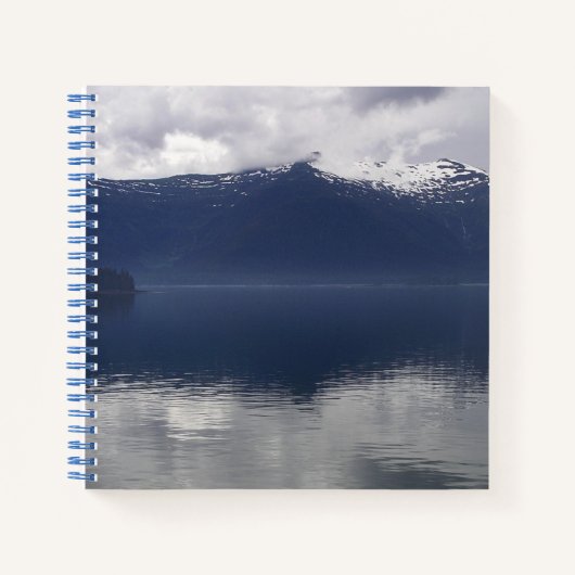 Misty Alaskan Zee in de schaduw van Blue Notitieboek (Voorkant)