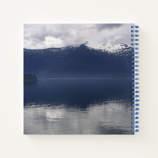 Misty Alaskan Zee in de schaduw van Blue Notitieboek (Achterkant)