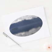 Misty Alaskan Zee in de schaduw van Blue Ovale Sticker (Envelop)