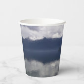 Misty Alaskan Zee in de schaduw van Blue Papieren Bekers (Achterkant)