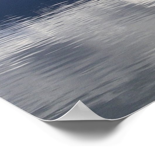 Misty Alaskan Zee in de schaduw van Blue Poster (Hoek)