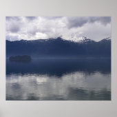 Misty Alaskan Zee in de schaduw van Blue Poster (Voorkant)