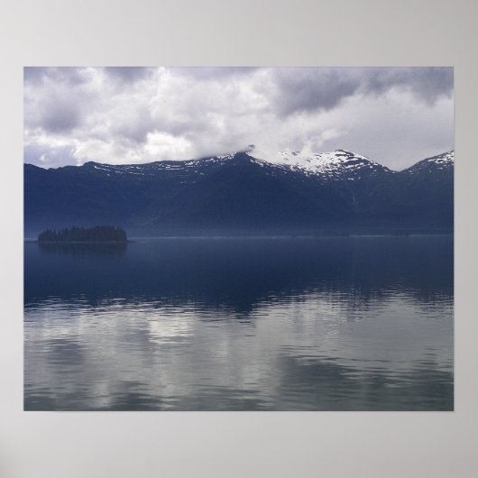 Misty Alaskan Zee in de schaduw van Blue Poster (Voorkant)
