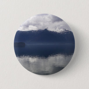 Misty Alaskan Zee in de schaduw van Blue Ronde Button 5,7 Cm