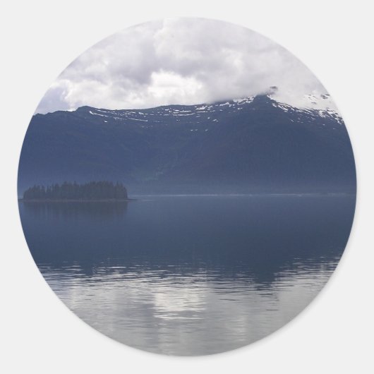 Misty Alaskan Zee in de schaduw van Blue Ronde Sticker (Voorkant)