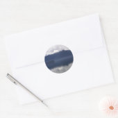Misty Alaskan Zee in de schaduw van Blue Ronde Sticker (Envelop)