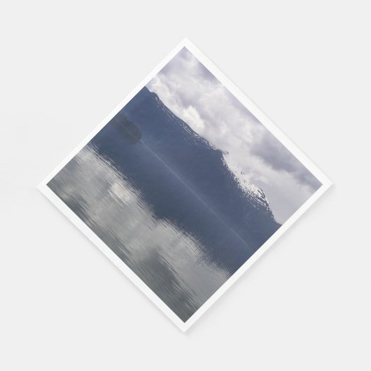 Misty Alaskan Zee in de schaduw van Blue Servet (Hoek)