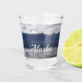 Misty Alaskan Zee in de schaduw van Blue Shot Glas (Voorkant)