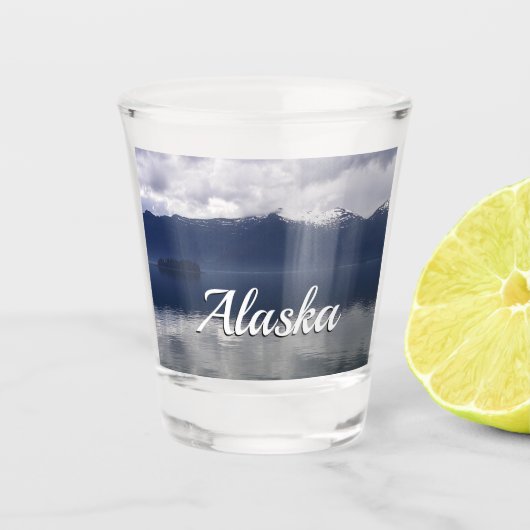 Misty Alaskan Zee in de schaduw van Blue Shot Glas (Voorkant)