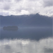 Misty Alaskan Zee in de schaduw van Blue Sticker (Voorkant)