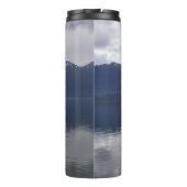 Misty Alaskan Zee in de schaduw van Blue Thermosbeker (Achterkant)