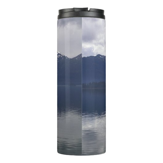 Misty Alaskan Zee in de schaduw van Blue Thermosbeker (Achterkant)