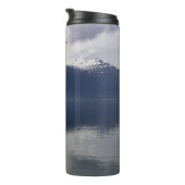 Misty Alaskan Zee in de schaduw van Blue Thermosbeker (Geroteerd rechts)