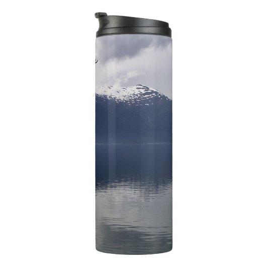 Misty Alaskan Zee in de schaduw van Blue Thermosbeker (Geroteerd rechts)