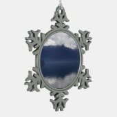 Misty Alaskan Zee in de schaduw van Blue Tin Sneeuwvlok Ornament (Links)