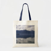 Misty Alaskan Zee in de schaduw van Blue Tote Bag (Voorkant)