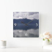 Misty Alaskan Zee in de schaduw van Blue Vierkante Klok (Huis)