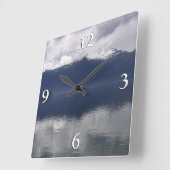 Misty Alaskan Zee in de schaduw van Blue Vierkante Klok (Hoek)