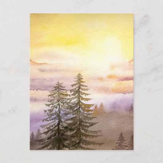 Misty bergen met pijnbomen briefkaart (Voorkant)