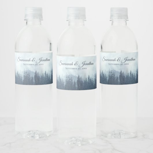 Misty Blue Mountains & Pine Forest rustieke bruilo Waterfles Etiket (Flessen)