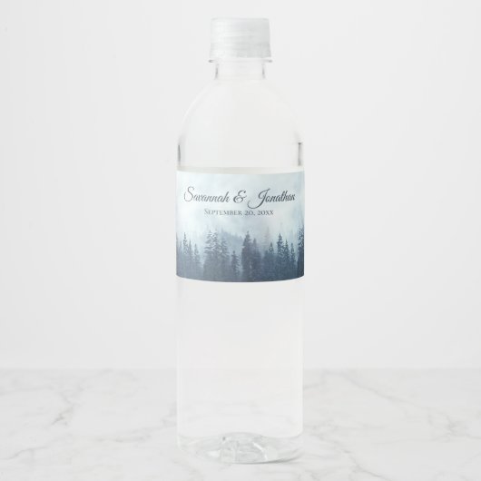 Misty Blue Mountains & Pine Forest rustieke bruilo Waterfles Etiket (Voorkant)