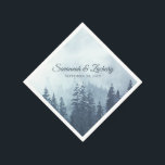 Misty Blue Pine Trees Rustic Waterverf Wedding Servet<br><div class="desc">Deze mooie trouwluiers hebben een eenvoudig, elegant en robuust design. De offset- of diagonaal geplaatste illustratie is zo ontworpen dat de servet rechtop leest wanneer hij onder een hoek van 45 graden wordt gehouden. Met een buitenkant van een robuuste bergzijde bedekt met blauwe sparren of pijnbomen. Er is ruimte voor...</div>