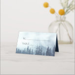 Misty Blue Pine Trees Rustic Wedding Write-In Plaatskaartje<br><div class="desc">Deze mooie plaatskaarten maken het voor je gasten gemakkelijk om hun zitplaatsen te vinden op je trouwreceptie. Het ontwerp is voorzien van een rustige achtergrond met blauwe dennenbomen die in mist of mist zijn gehuld. De achterkant heeft de namen van het paar en de trouwdatum.</div>