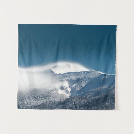 Misty clouds over de sneeuwberg Snežnik, Slovenië Wandkleed (Voorkant (horizontaal))