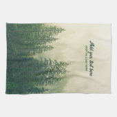 Misty dennenbos bomen aangepast aandenken theedoek (Horizontaal)