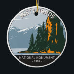 Misty Fjords National Monument New Eddystone Keramisch Ornament<br><div class="desc">Misty Fjords vectorkunstwerk ontwerp. Het monument,  de Yosemite van het Noorden genoemd voor zijn gelijkaardige geologie,  heeft een wijdverbreide lichtgekleurde graniet die is gesculpeerd door gletsjers die diepe U-vormige troggen hebben gegoten.</div>