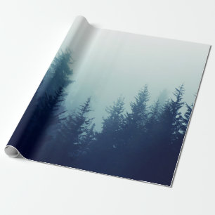Misty fog in het dennenbos op berghellingen. Kleur Cadeaupapier