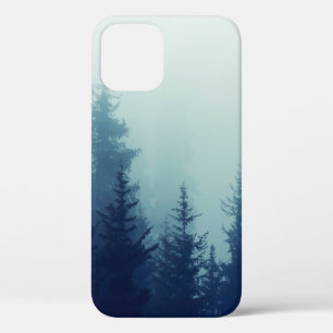 Misty fog in het dennenbos op berghellingen. Kleur Case-Mate iPhone Case