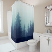 Misty fog in het dennenbos op berghellingen. Kleur Douchegordijn (In situ)