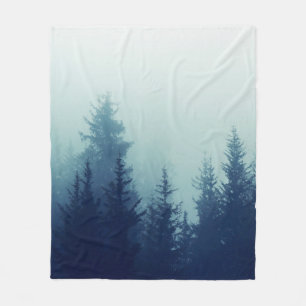 Misty fog in het dennenbos op berghellingen. Kleur Fleece Deken