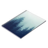 Misty fog in het dennenbos op berghellingen. Kleur Notitieboek (Linkerzijde)