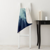 Misty fog in het dennenbos op berghellingen. Kleur Sherpa Deken (In situ)