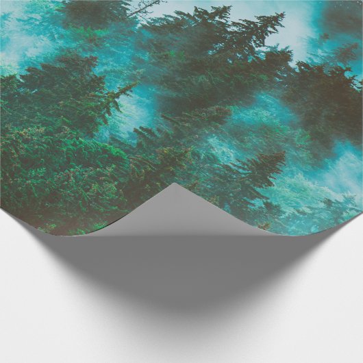 Misty foggy berglandschap met bos en vezel cadeaupapier (Hoek)