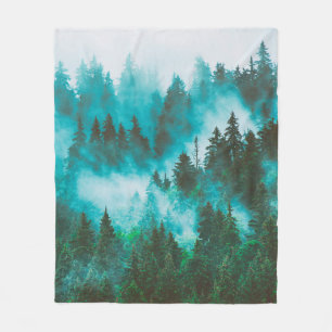 Misty foggy berglandschap met bos en vezel fleece deken