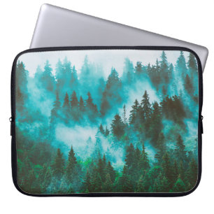Misty foggy berglandschap met bos en vezel laptop sleeve