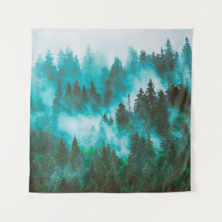 Misty foggy berglandschap met bos en vezel wandkleed