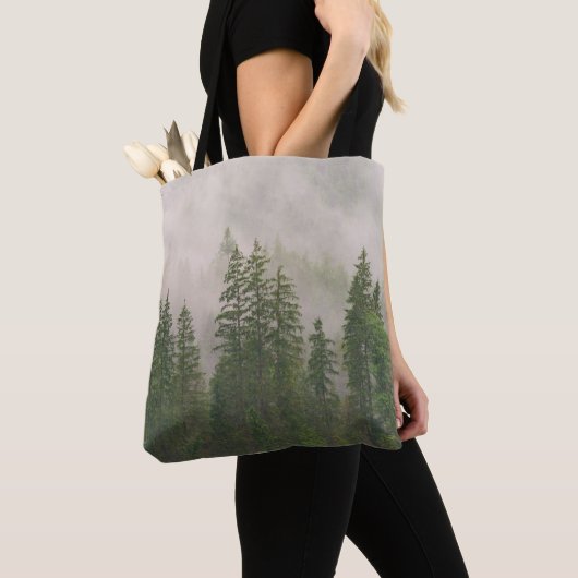 Misty Foggy Forest Bomen Tote Bag (Dichtbij)